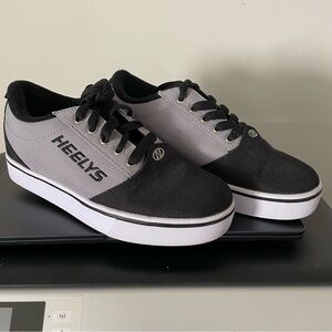Heelys Youth Size 5 Black & Gray Skate Shoes, New without tags